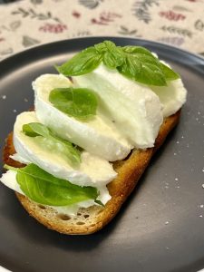 Opečený chlebík s mozzarellou a bazalkou