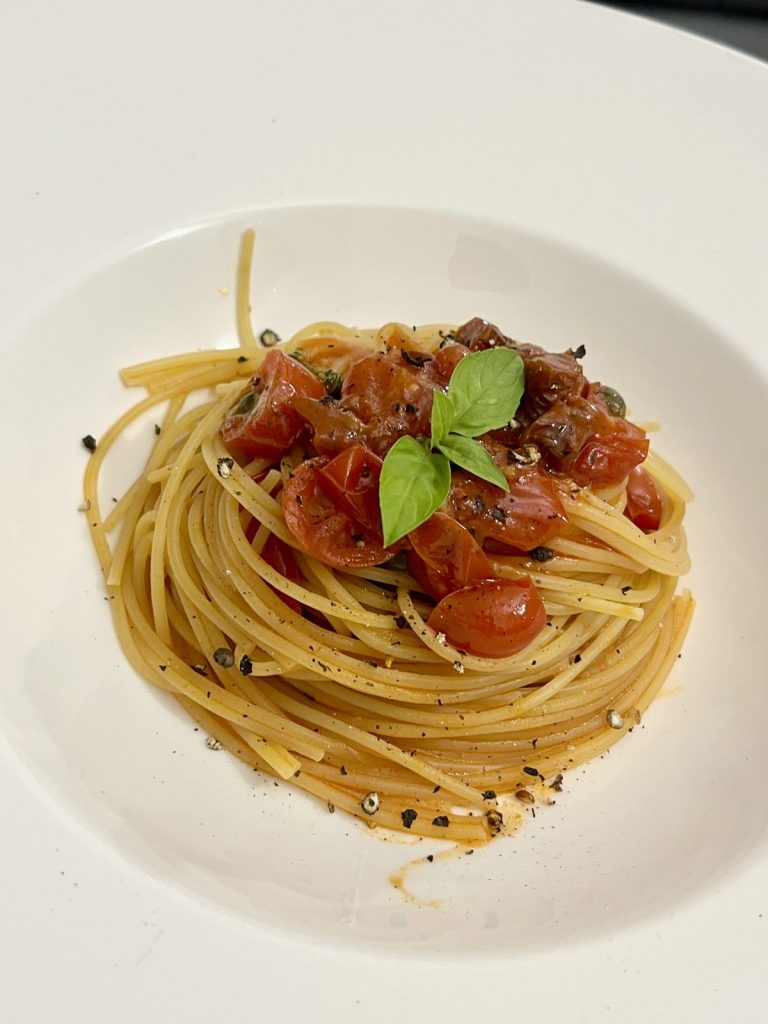 špagety s troma druhmi paradajok a bazalkou