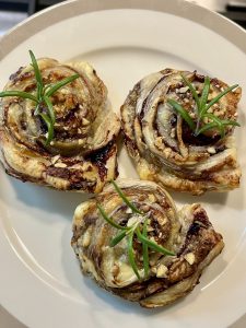 Hniezda z lístkového cesta s brie, brusnicovým džemom a orechmi