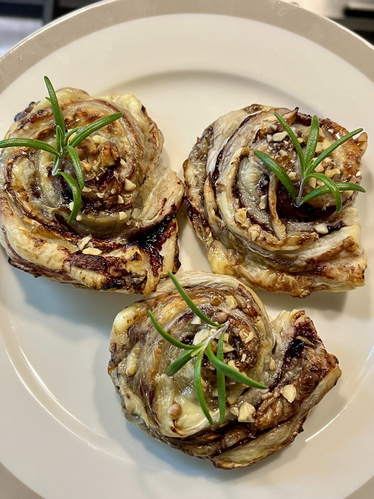 Hniezda z lístkového cesta s brie, brusnicovým džemom a orechmi