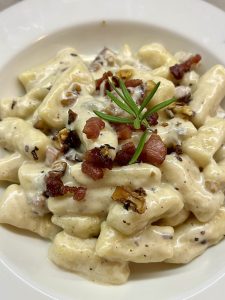 Domáce gnocchi so slaninou, gorgonzolou, orechmi a krémovou omáčkou