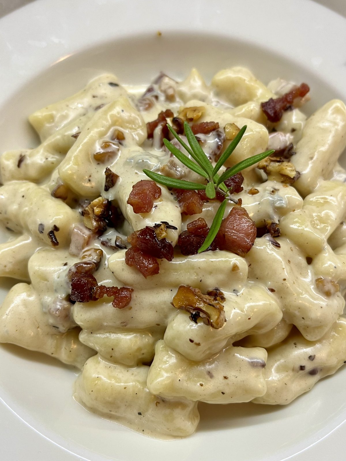 Domáce gnocchi so slaninou, gorgonzolou, orechmi a krémovou omáčkou