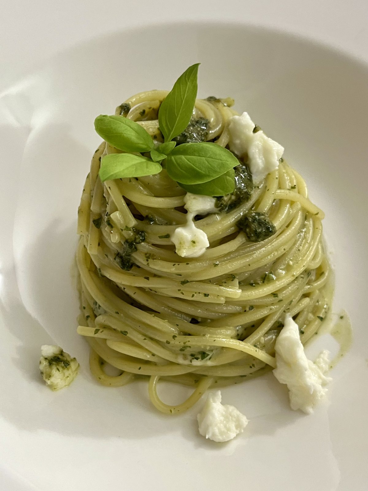 Špagety s bazalkovým pestom a mozzarellou