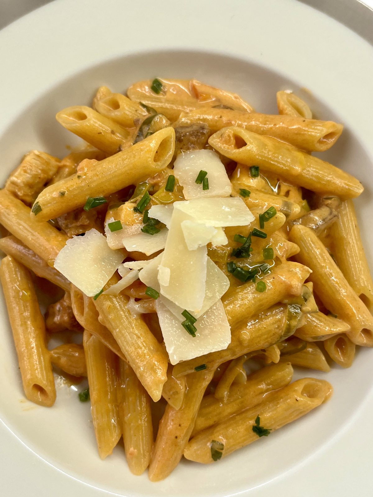 Penne s kuracím mäsom, klobáskou a mascarpone