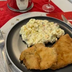 vianočný zemiakový šalát s rezňom a sviečkou