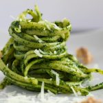 špagety s domácim bazalkovým pestom