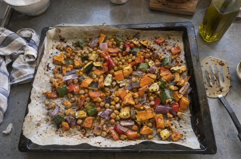 Pečená zelenina s cícerom a tahini dresingom